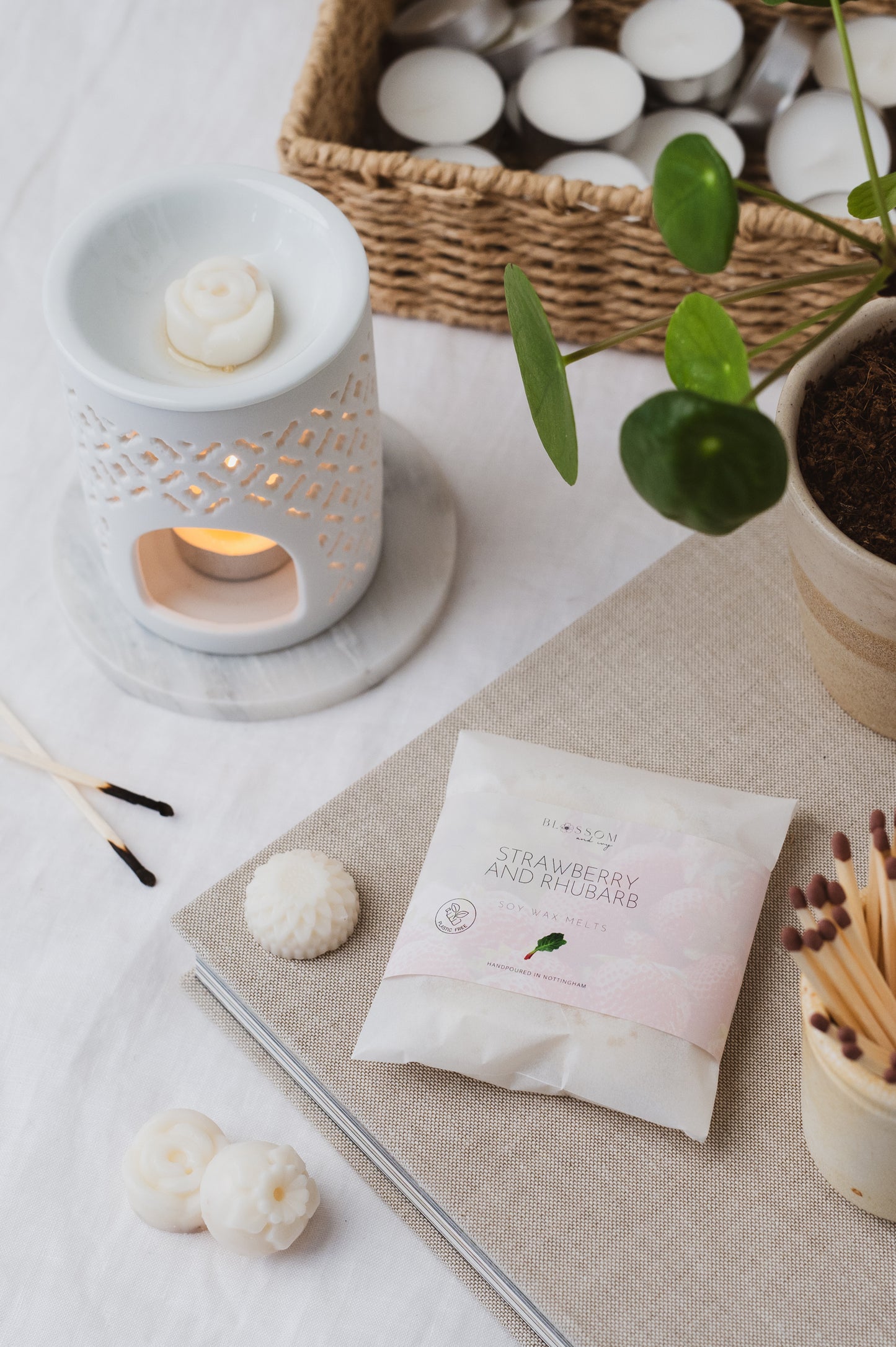 Strawberry and Rhubarb | Botanical Flower Wax Melts